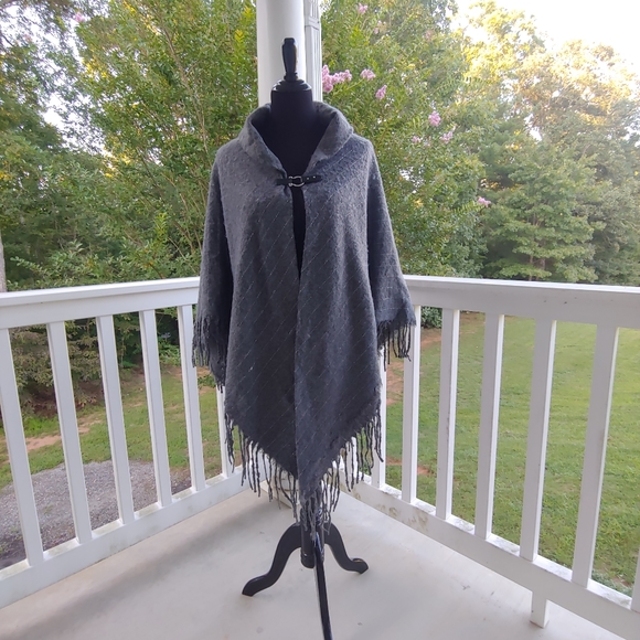 Andrew Marc Grey Fringe Poncho One Size - Picture 7 of 11